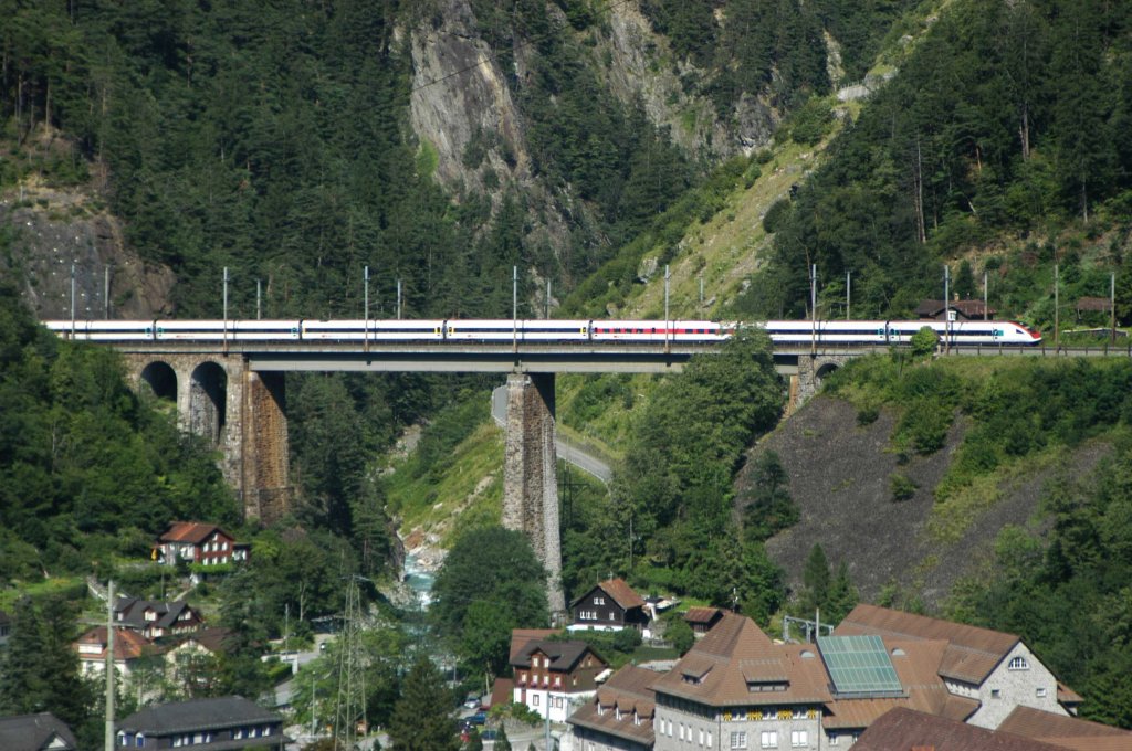 SBB RABDe 500 (ICN) fhrt auf der Chrstelenbachbrcke bei Amsteg in Richtung St. Gotthard (06.08.09).