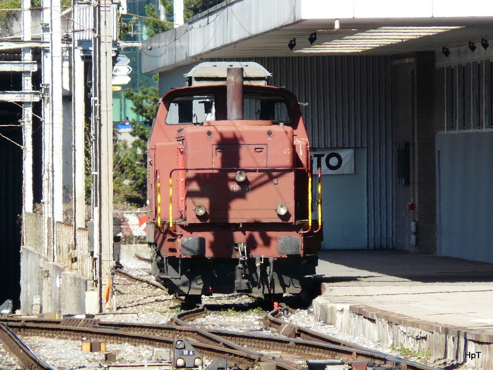 SBB - Rangierlok Bm 4/4 18413 im Bahnhofsareal von Fibourg am 09.04.2011.. Standpunkt des Fotografen auf dem Perron 2..