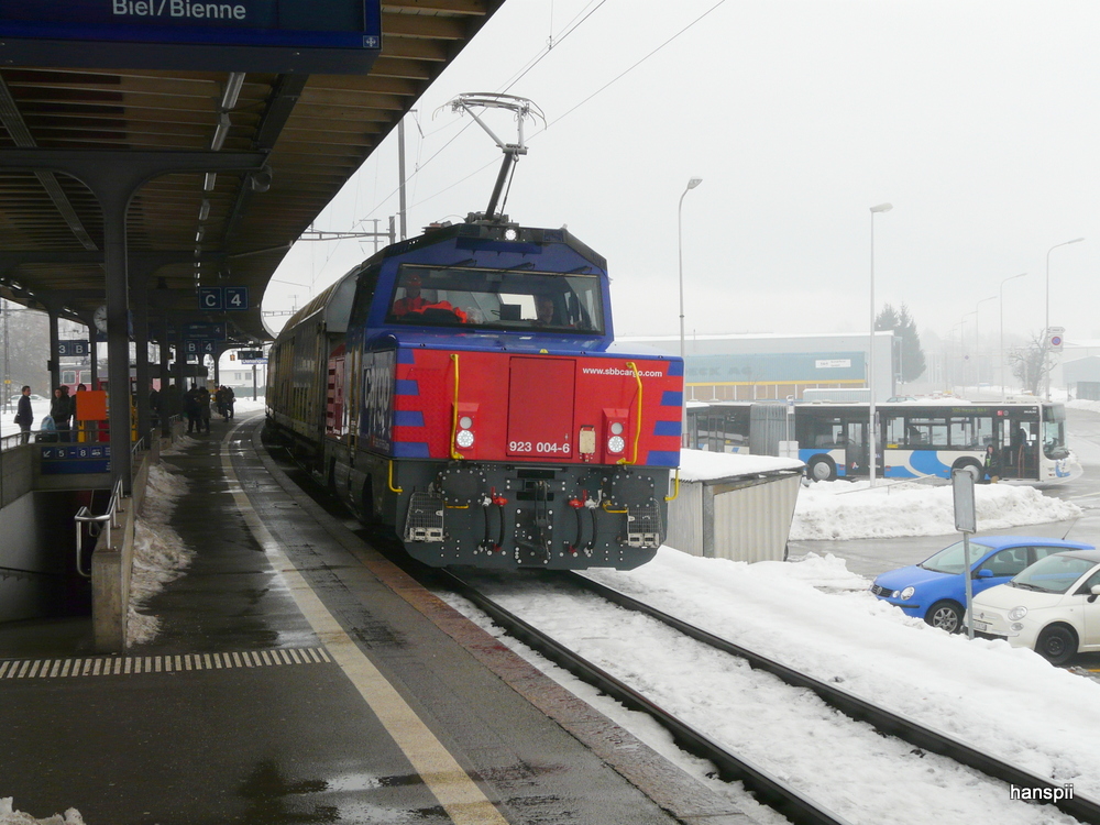 SBB - Rangierlok Eem 923 004-6 unterwes als Gterzug bei der ankunft im Bahnhof Oensingen am 15.12.2012