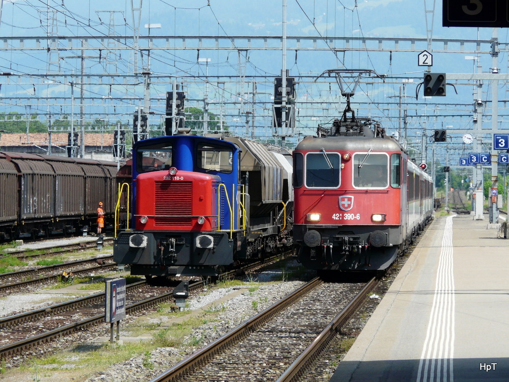 SBB - Rangierlok Tm 2/2  232 118-0 neben Einfahrendem EC mit Lok Re 4/4 421 390-6 im Bahnhof von St.Margrethen am 24.05.2011