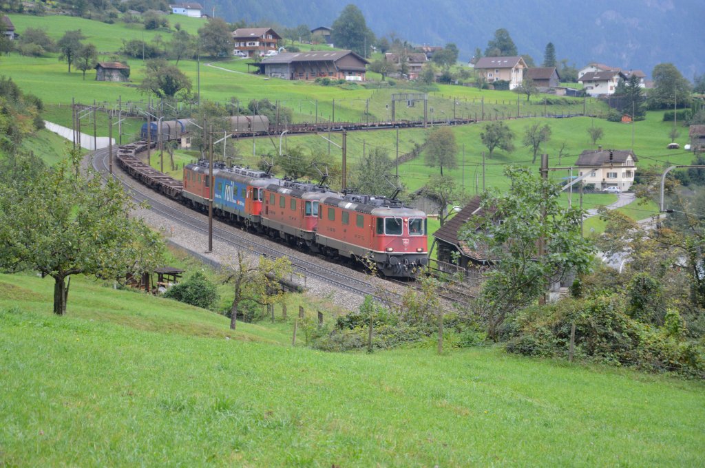 SBB Re 18/18 bremst ihren gemischten Gterzug Richtung Erstfeld ins Tal hinab. 29.9.2012
