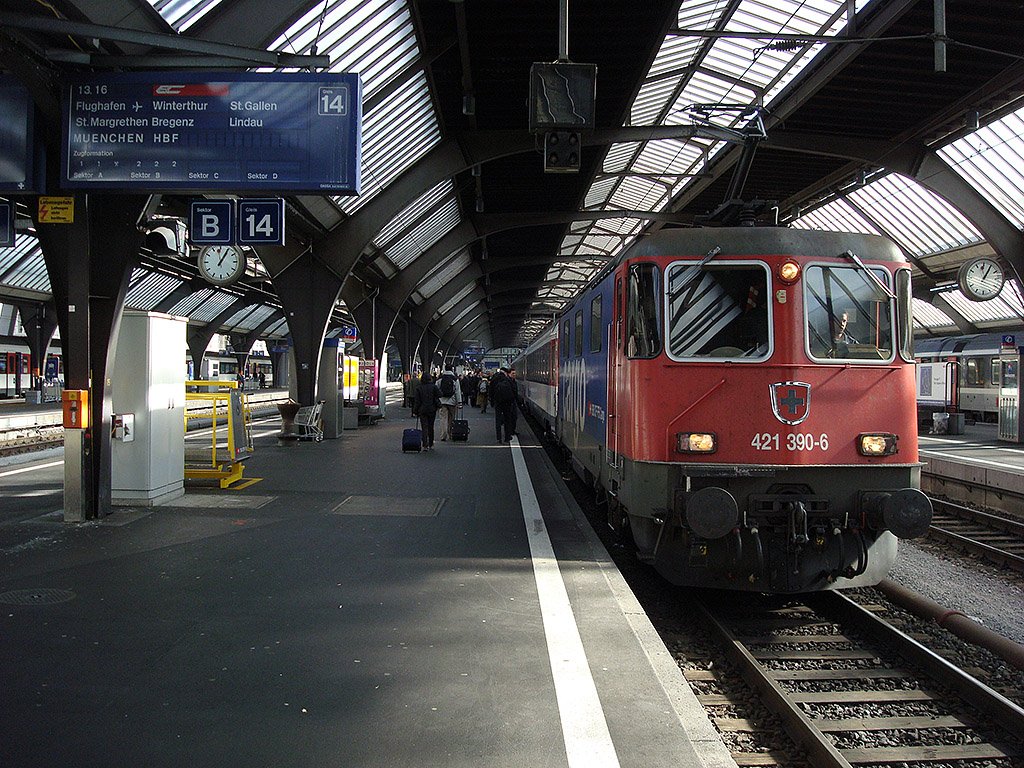 SBB Re 421 390-6 stellt den EC fr die Fahrt in Richtung Mnchen bereit. Die Maschine wird den Zug von Zrich nach Lindau bringen. Zrich HB, 24. Feb. 2010, 13:05