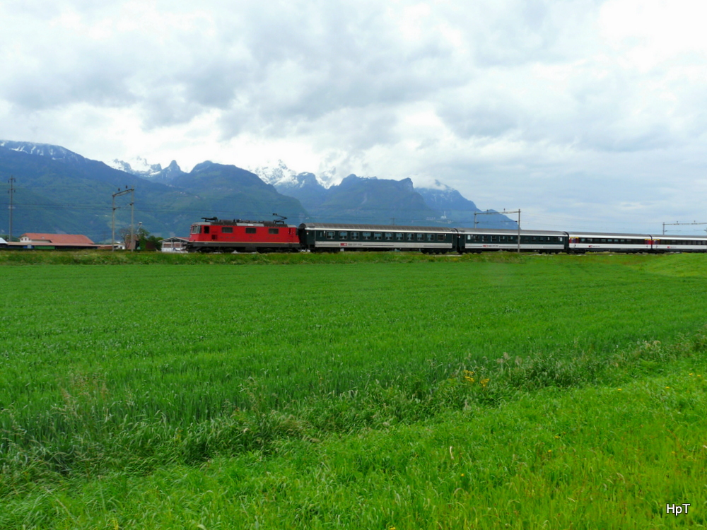 SBB - Re 4/4  11... unterwegs bei Aigle am 26.05.2013
