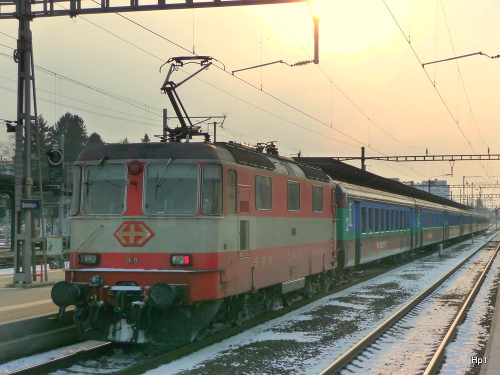 SBB - Re 4/4 11109 am Schluss eines Ersatzschnellzuges von Olten nach Biel im Bahnhof Solothurn am 07.03.2010 - Gegenlichtversuchsauzname Aufnahmezeit: 2010:03:07 18:06:32, Belichtungsdauer: 0.001 s (10/10000) (1/1000), Blende: f/4.5, ISO: 160, Brennweite: 11.30 (113/10)

