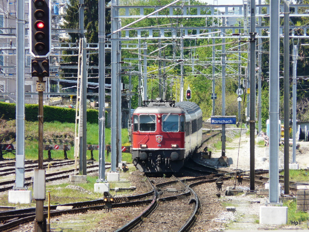 SBB - Re 4/4 11111 mit Schnellzug nach Chur bei der einfahrt in den Bahnhof von Rohrschach am 03.05.2012