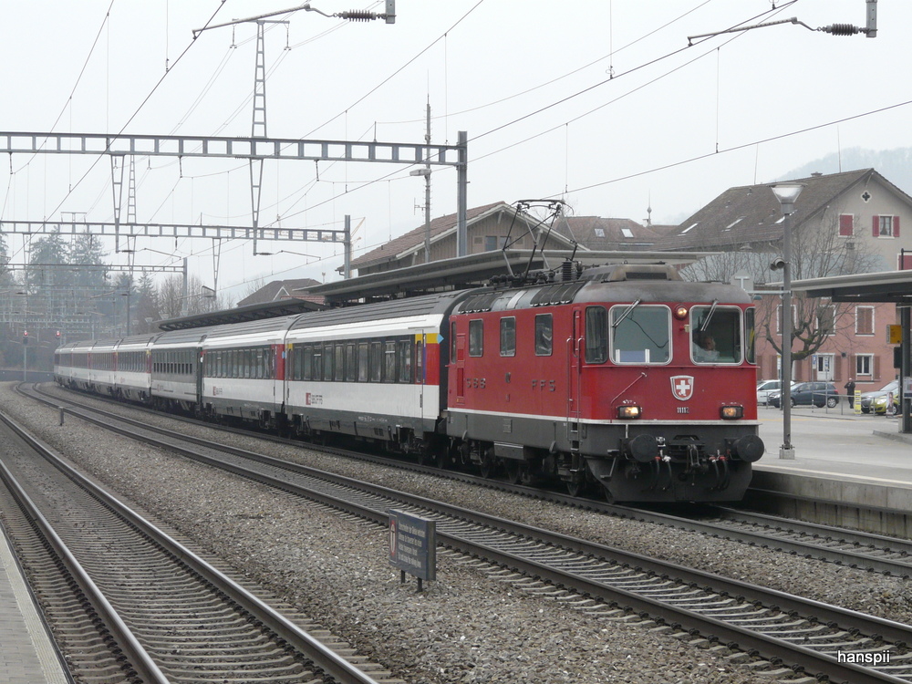 SBB - Re 4/4  11112 vor IR im Bahnhof Sissach am 07.04.2013