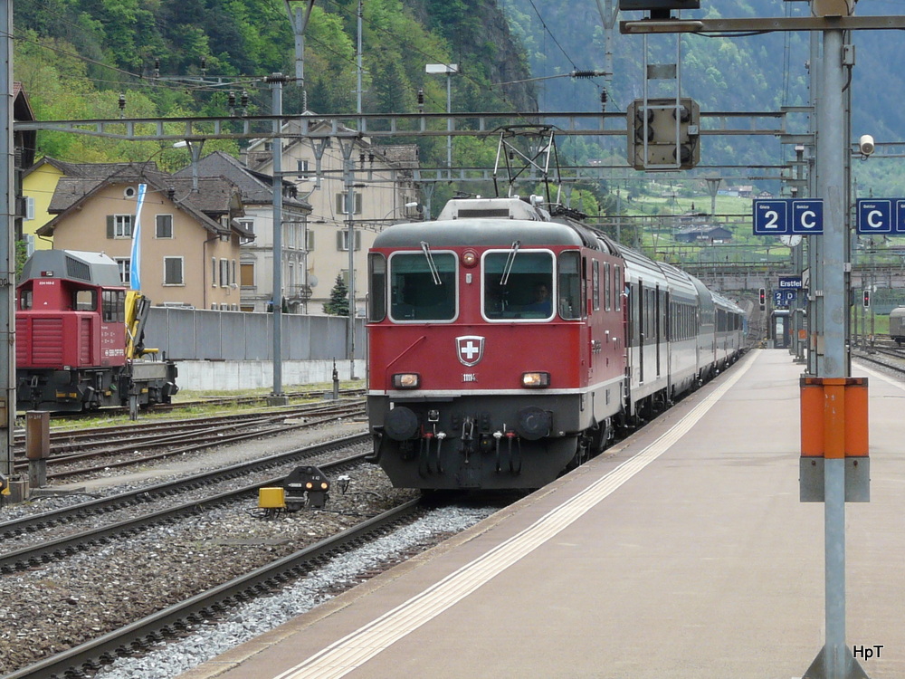 SBB - Re 4/4 11114 vor Schnellzug bei der durchfahrt im Bahnhof von Erstfeld am 08.05.2012