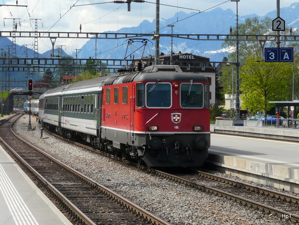 SBB - Re 4/4  11115 mit Schnellzug nach Chur bei der einfahrt im Bahnhof von Sargans am 03.05.2012
