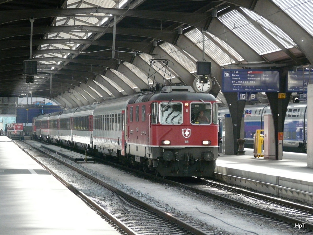 SBB - Re 4/4 11116 vor IR im Bahnhof Zrich am 27.04.2012