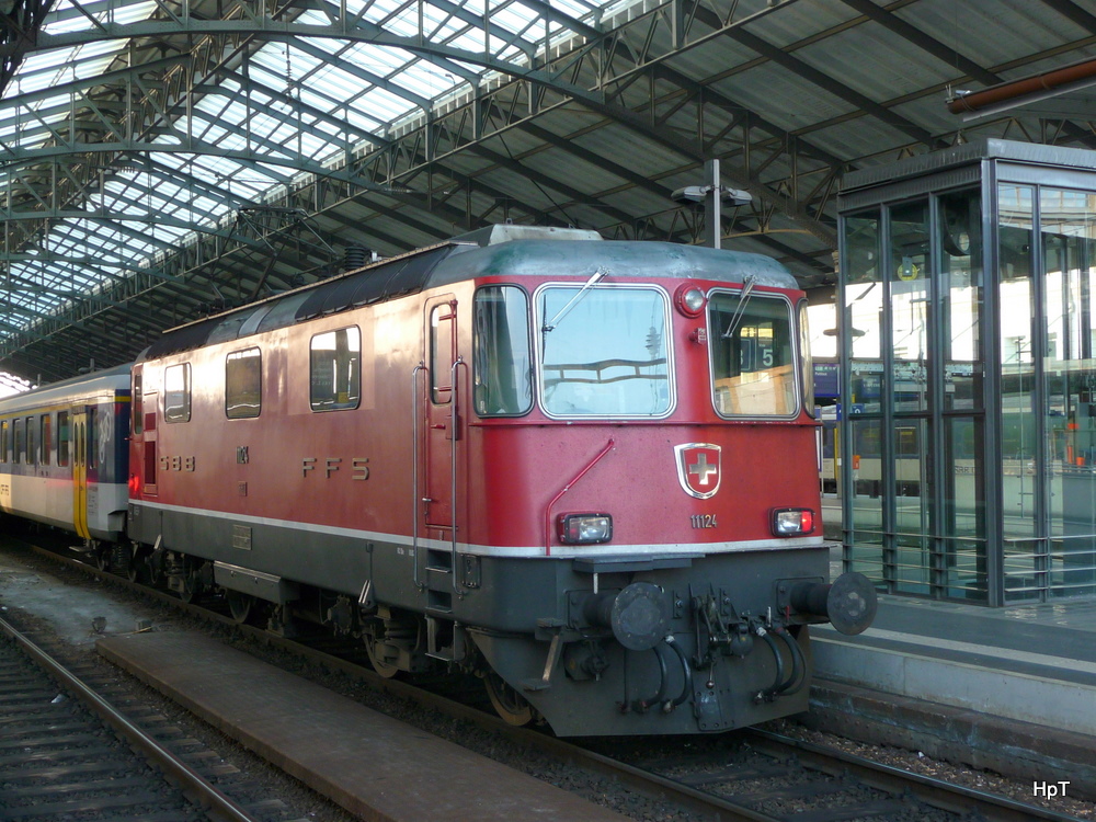 SBB - Re 4/4  11124 mit Regio im Bahnhof Lausanne am 22.01.2011