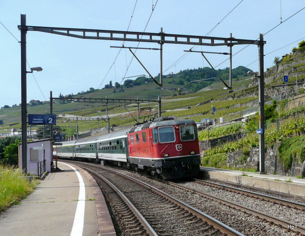 SBB - Re 4/4 11124 mit IR bei der durchfahrt bei der Haltestelle in Epesses am 07.05.2011