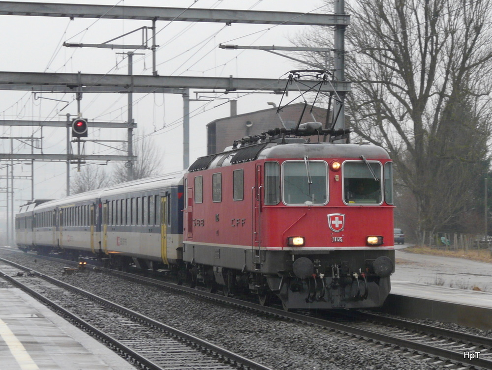 SBB - Re 4/4 11125 vor regio Biel - Olten bei der einfahrt in den Bahnhof Lengnau am 15.02.2011