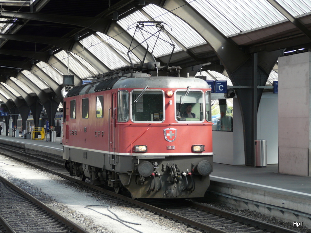SBB - Re 4/4  11128 bei Rangierfahrt im Hauptbahnhof von Zrich am 03.05.2012