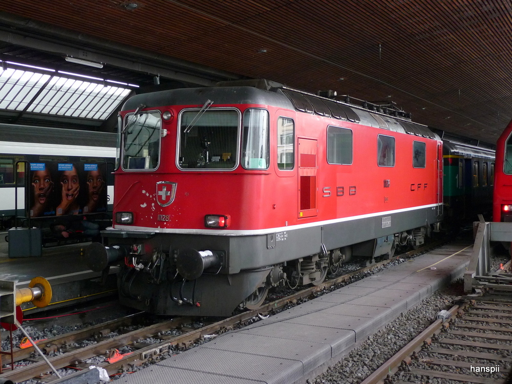 SBB - Re 4/4 11128 im Hauptbahnhof Zrich am 02.12.2012