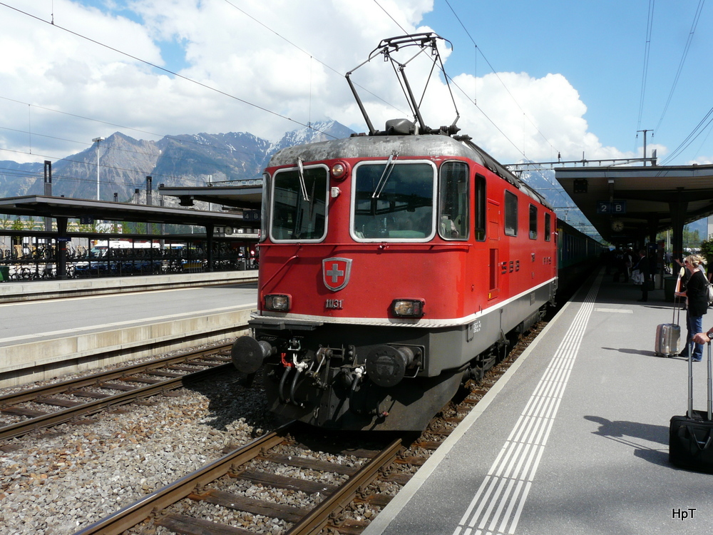SBB - Re 4/4 11131 mit Ersatz Schnellzug nach Zrich bei der einfahrt im Bahnhof von Sargans am 03.05.2012