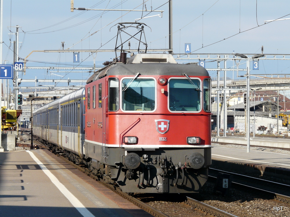 SBB - Re 4/4  11132 am Schluss eines Regio bei der Ausfahrt aus dem Bahnhof Renens am 22.01.2011