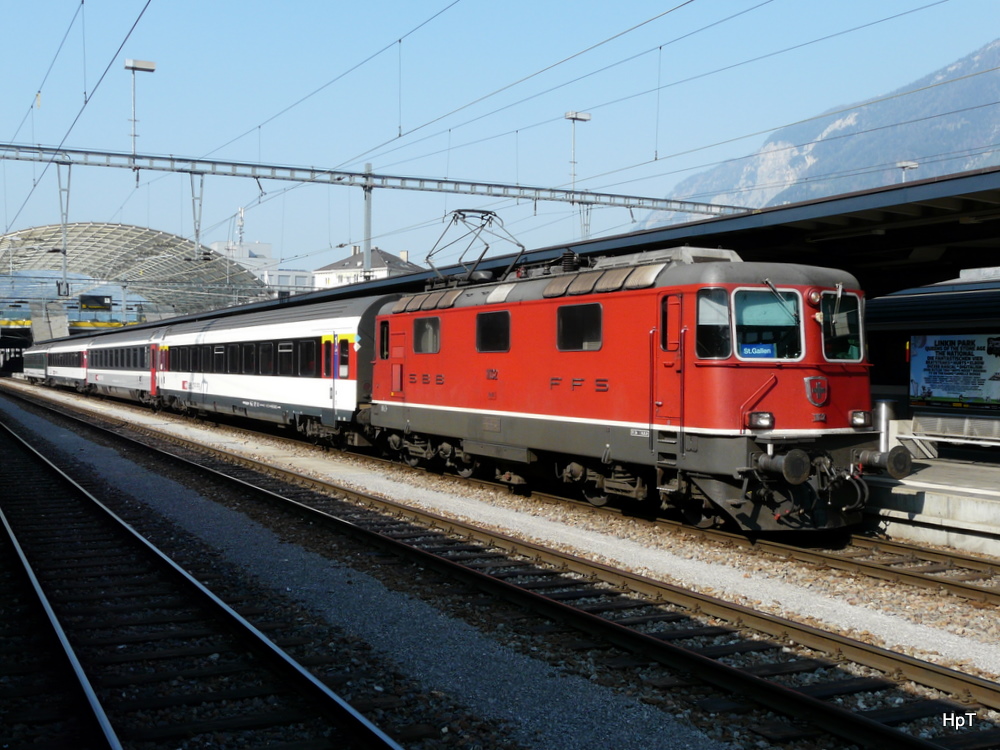 SBB - Re 4/4 11132 vor RE nach St.Gallen im Bahnhof von Chur am 22.04.2011