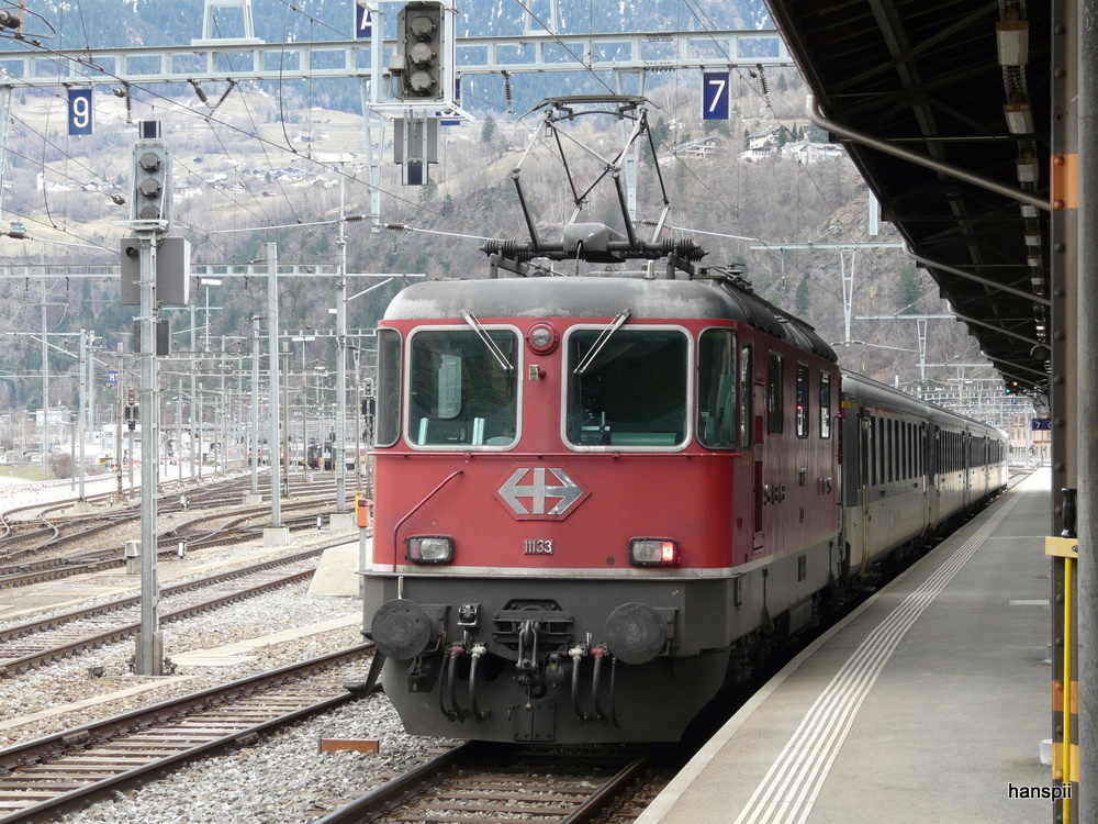 SBB - Re 4/4 11133 mit RE nach Domodosola im Bahnhof Brig am 24.03.2013