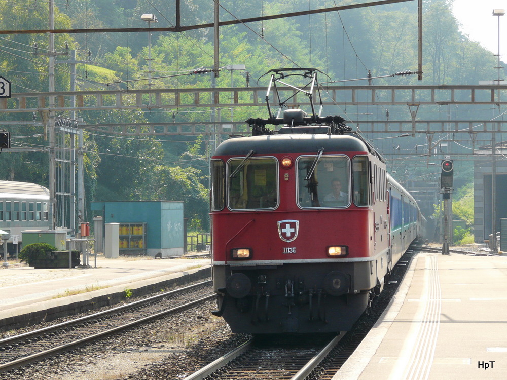 SBB - Re 4/4 11136 mit Schnellzug bei der einfahrt im Bahnhof Bellinzona am  30.09.2011