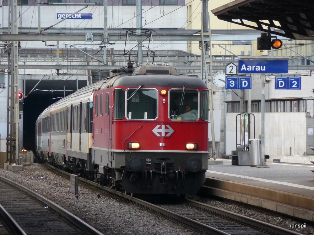 SBB - Re 4/4 11141 mit Schnellzug bei der einfahrt in den Bahnhof Aarau am 02.02.2013