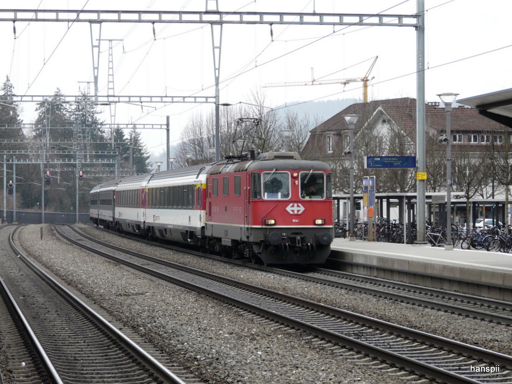 SBB - Re 4/4 11141 mit RE bei der einfahrt in den Bahnhof Sissach am 07.04.2013