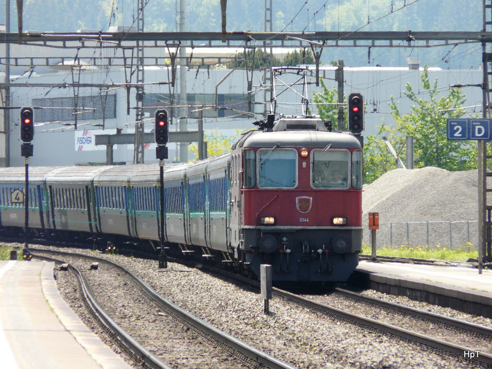 SBB - Re 4/4 11144 vor IR bei der einfahrt in den Bahnhof von Herzogenbuchsee am 22.05.2010