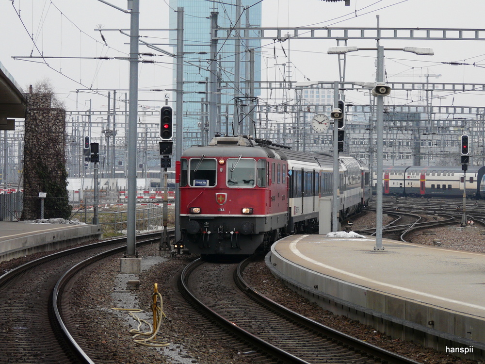 SBB - Re 4/4  11144 mit IR bei der einfahrt im Bahnhof Zrich am 23.02.2013