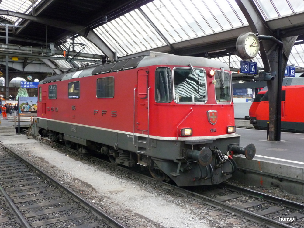 SBB - Re 4/4  11145 im Hauptbahnhof Zrich am 04.12.2012