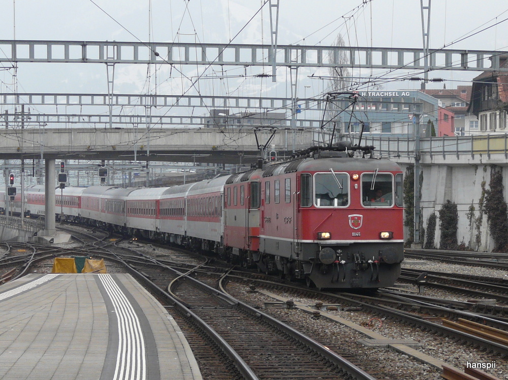SBB - Re 4/4 11146 und  Re 4/4  11109 vor dem Nachtzug von Brig nach Amsterdam bei der einfahrt im Bahnhof Spiez am 06.04.2013