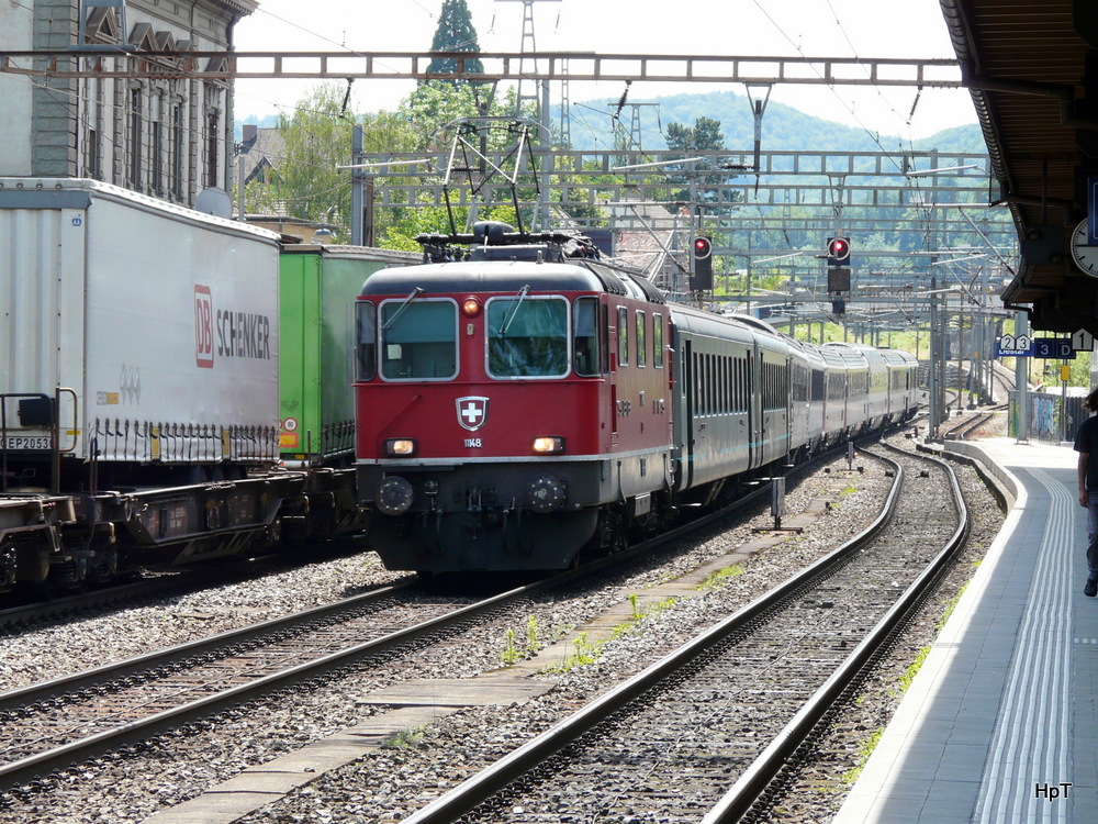 SBB - Re 4/4 11148 mit Schnellzug bei der durchfahrt im Bahnhof Liestal am 15.06.2012
