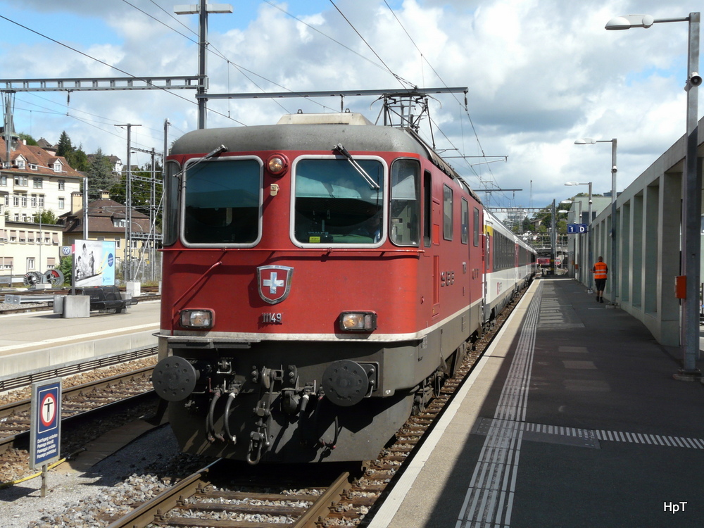 SBB - Re 4/4 11149 mit IC bei der einfahrt in den Bahnhof Schaffhausen am 260.08.2012