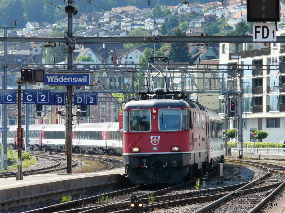 SBB - Re 4/4 11152 vor Schnellzug bei der durchfahrt in Wdenswil am 10.06.2011