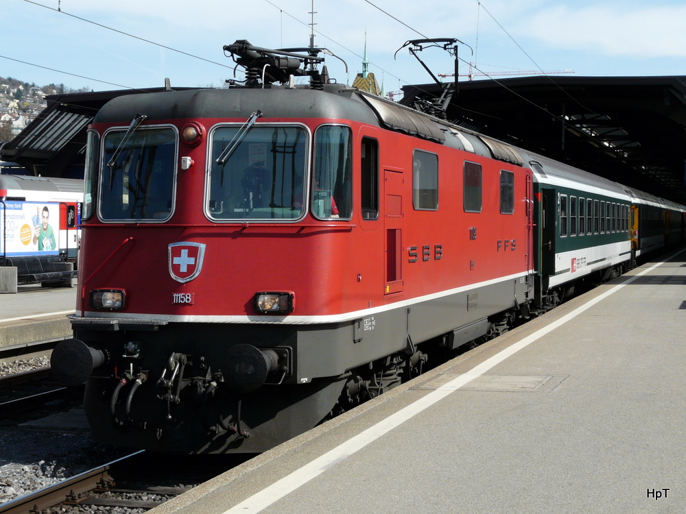 SBB - Re 4/4 11158 RE im Bahnhof Zrich am 01.04.2011