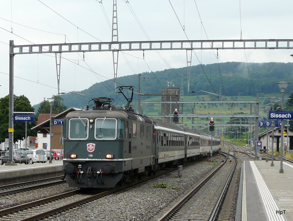 SBB - Re 4/4 11161 noch immer in Grn mit Schnellzug bei der Durchfahrt im Bahnhof Sissach am 27.08.2012