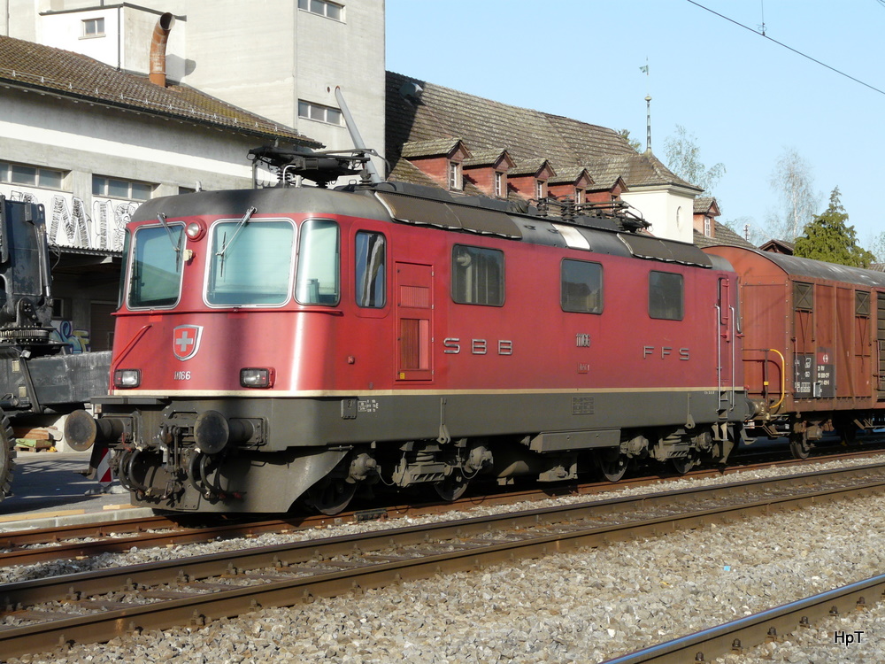 SBB - Re 4/4 11166 abgestellt unter Fahrdrahtlosem Geleise in Mnchenbuchsee am 10.04.2011