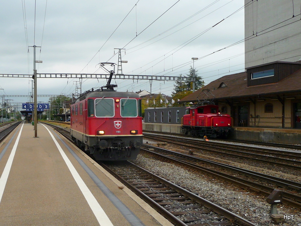 SBB - Re 4/4 11166 und Ee 3/3 in Gossau am 12.10.2011