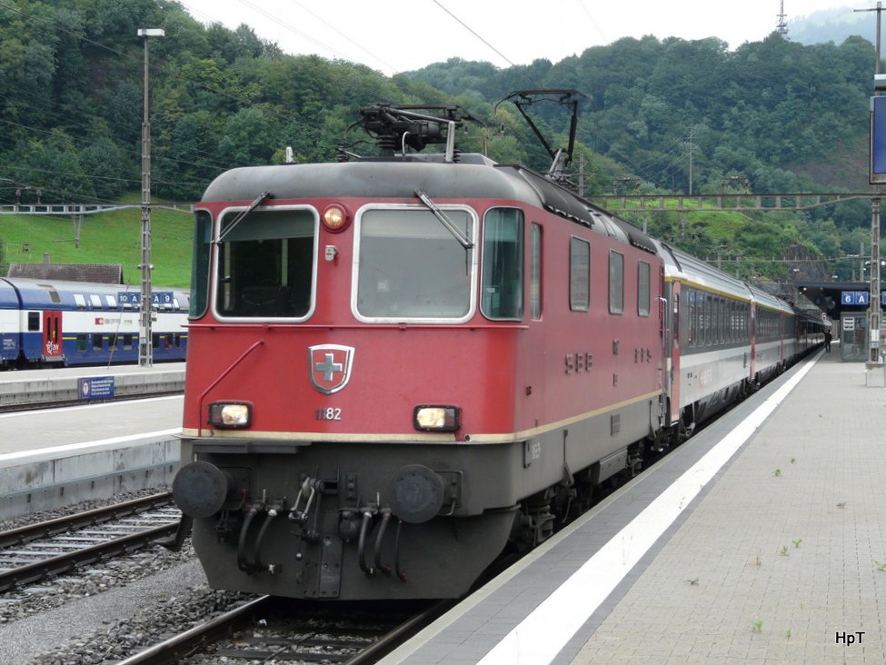 SBB - Re 4/4 11182 vor Schnellzug nach Zrich im Bahnhof Ziegelbrcke am 19.07.2009