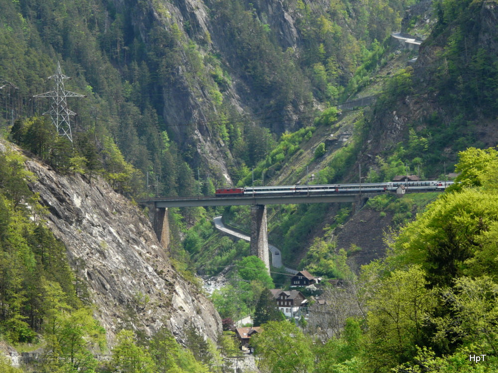 SBB - Re 4/4 11196 mit Schnellzug unterwegs bei Amsteg am 08.05.2012