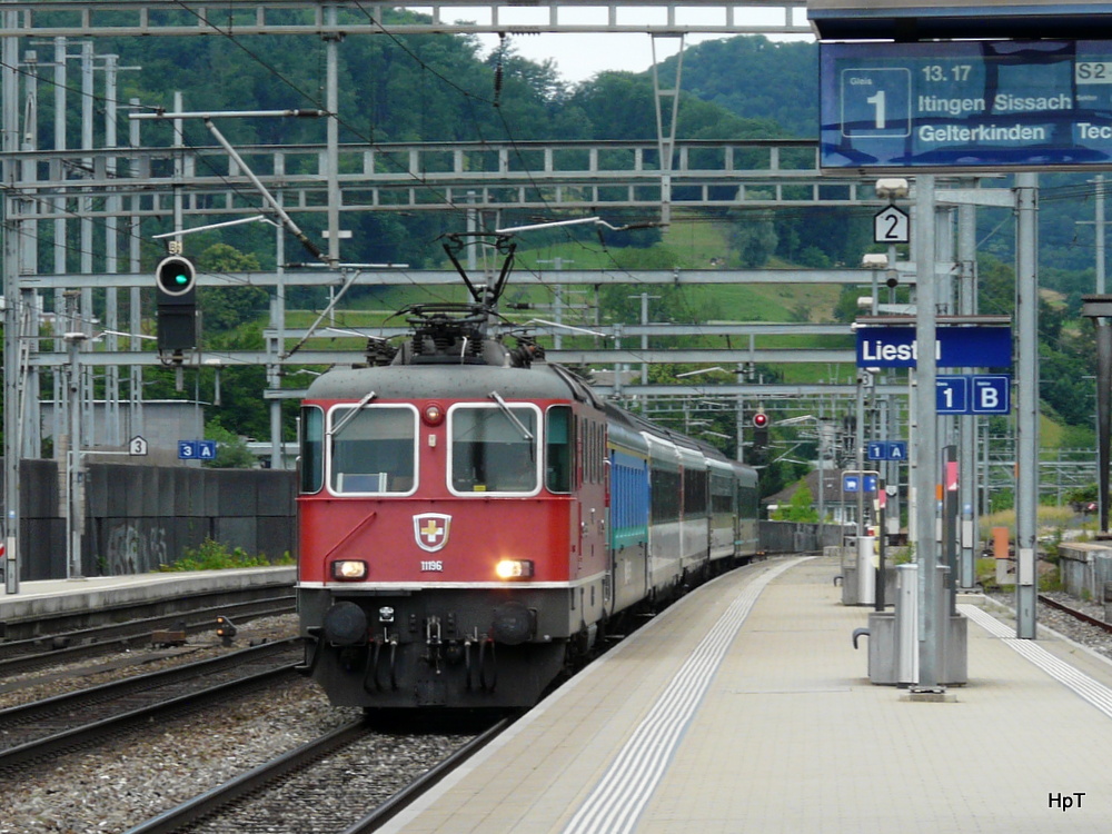 SBB - Re 4/4 11196 mit Schnellzug bei der durchfahrt im Bahnhof Liestal am 15.06.2012