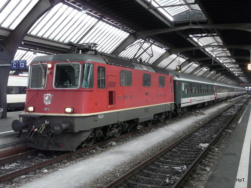 SBB - Re 4/4 11202 vor Schnellzug im Hauptbahnhf von Zrich am 10.01.2010