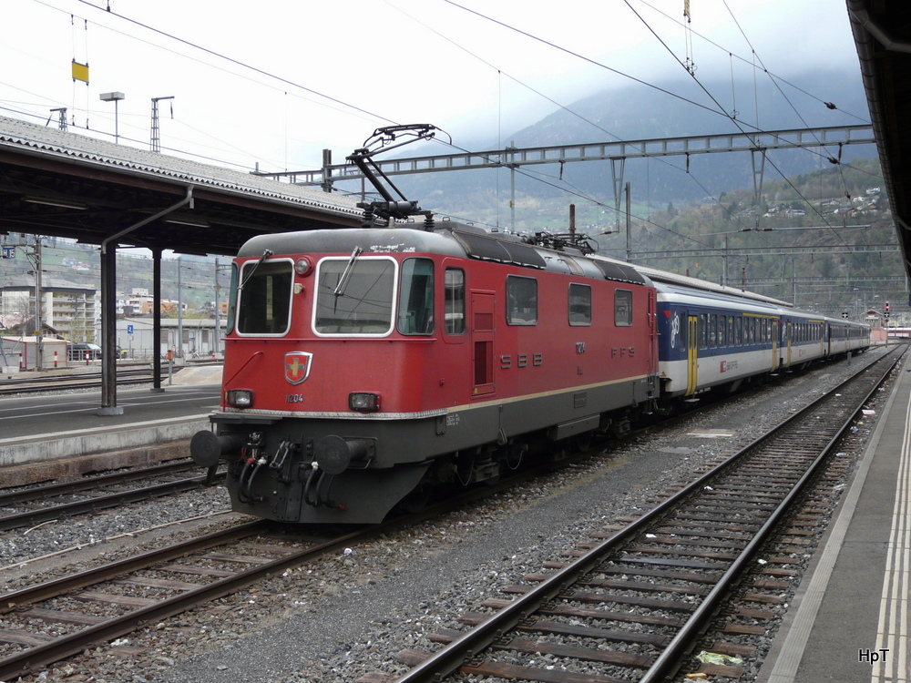 SBB - Re 4/4  11204 in Brig am 08.04.2012