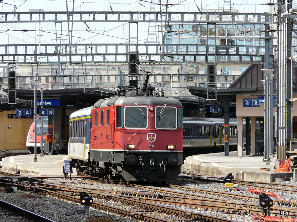 SBB - Re 4/4 11204 mit Regio bei der ausfahrt aus dem Bahnhof in Genf am 20.05.2012