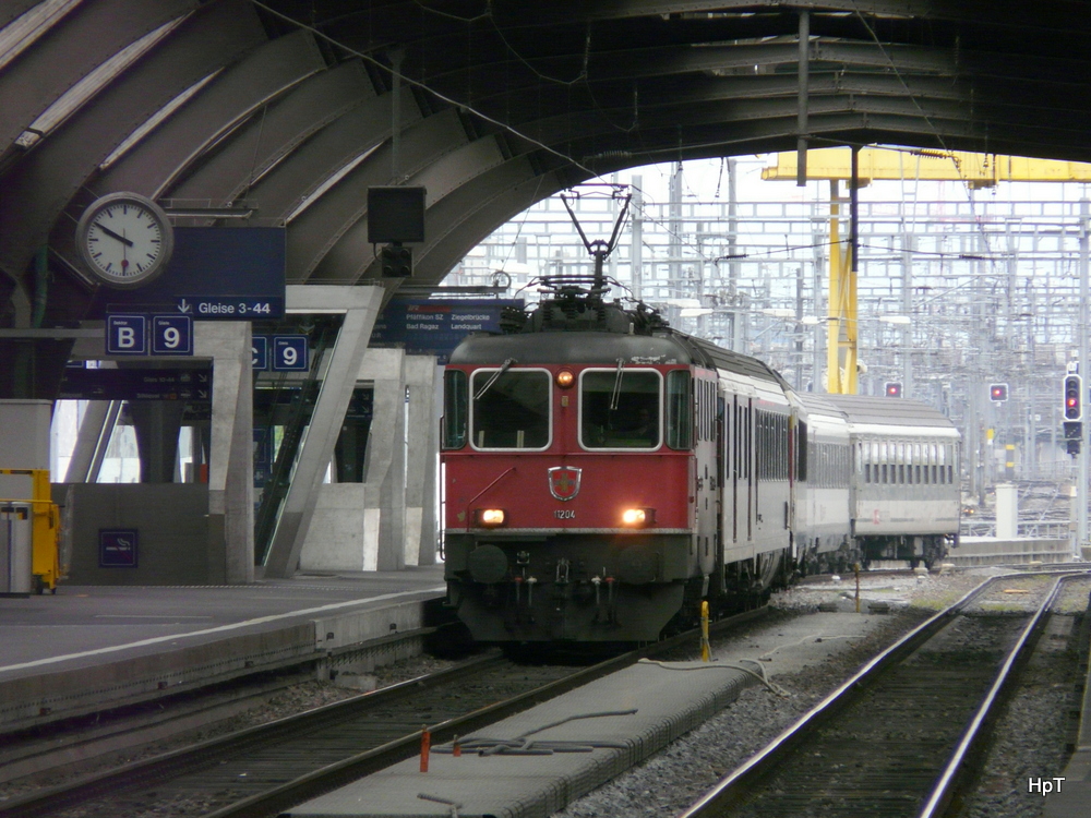 SBB - Re 4/4  11204 mit IR aus Basel nach Chur bei der einfahrt im HB Zrich am 27.04.2013
