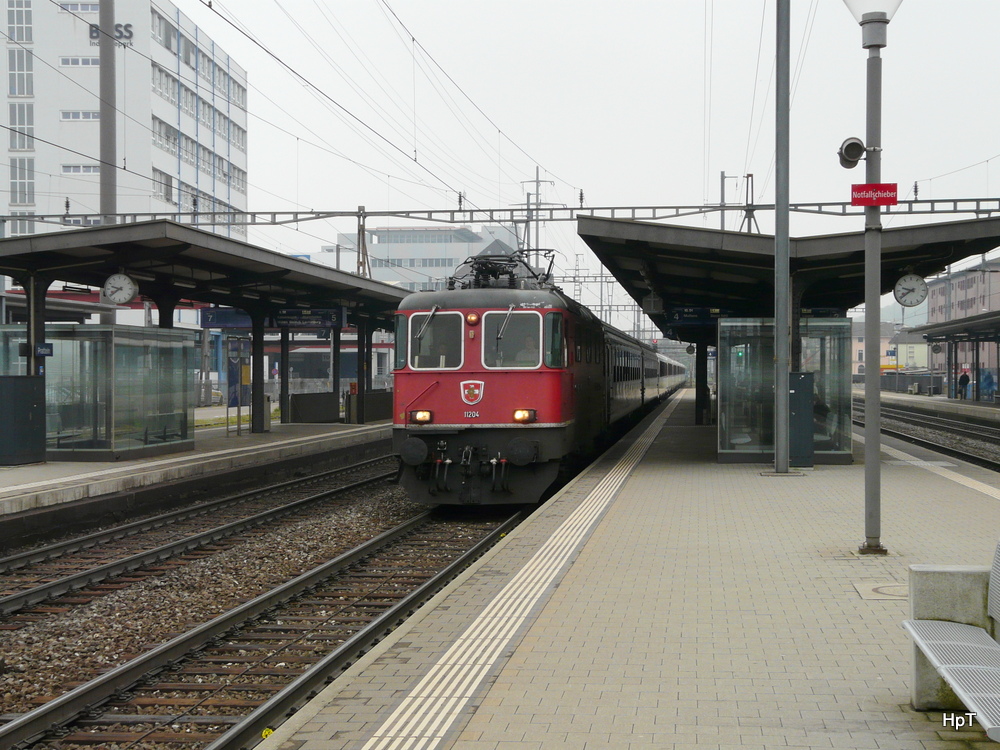 SBB - Re 4/4 11204 vor IC bei der Durchfahrt im Bahnhof Prattlen am 02.05.2013