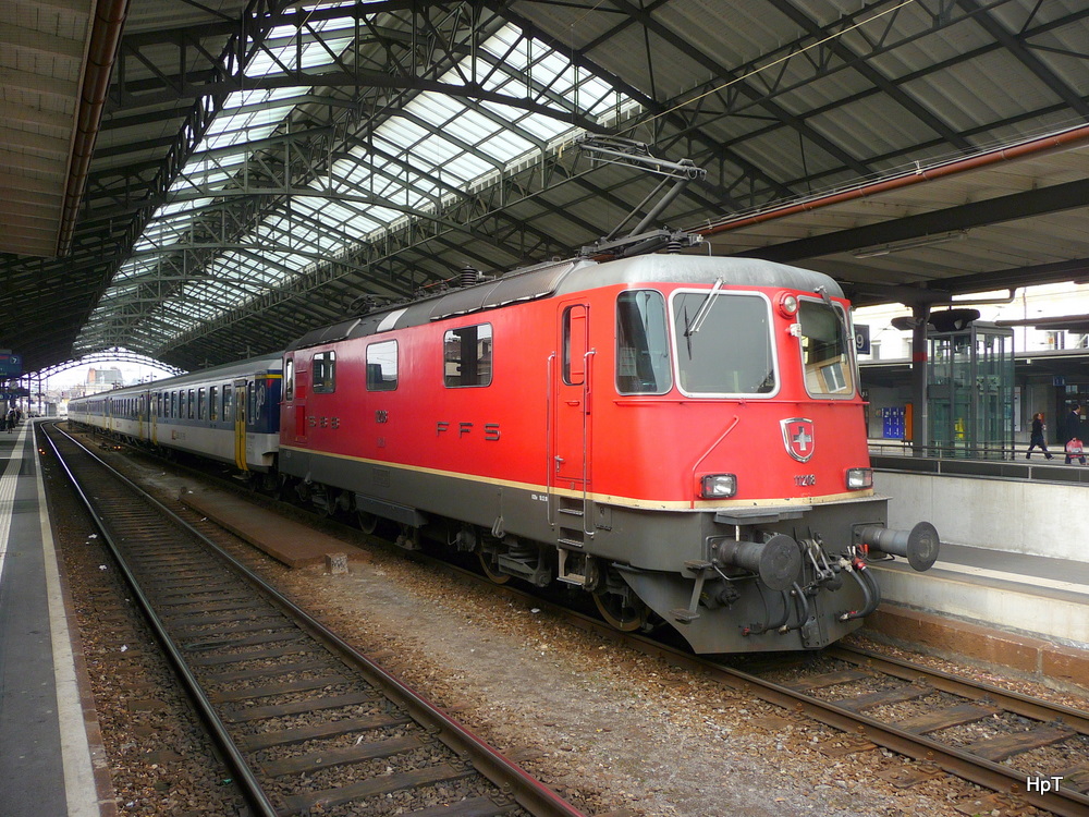 SBB - Re 4/4  11208 mit Regio in der Bahnhofsahlle Lausanne am 26.02.2011
