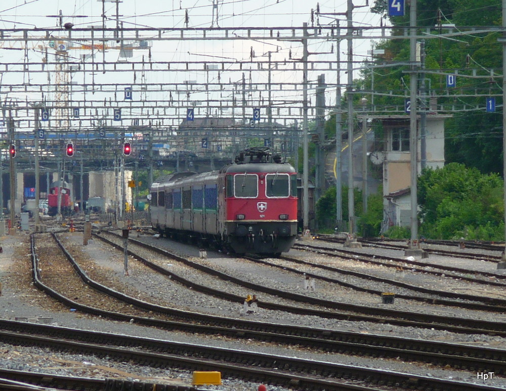 SBB - Re 4/4 11211 vor Personenwagen abgestellt im Bahnhofsareal von Neuchatel am 08.08.2010