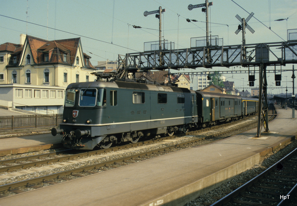 SBB - Re 4/4  11211 vor Schnellzug im Bahnhof Romanshorn mit der Signalbrcke ..Bild ab Dia vom Mai 1985