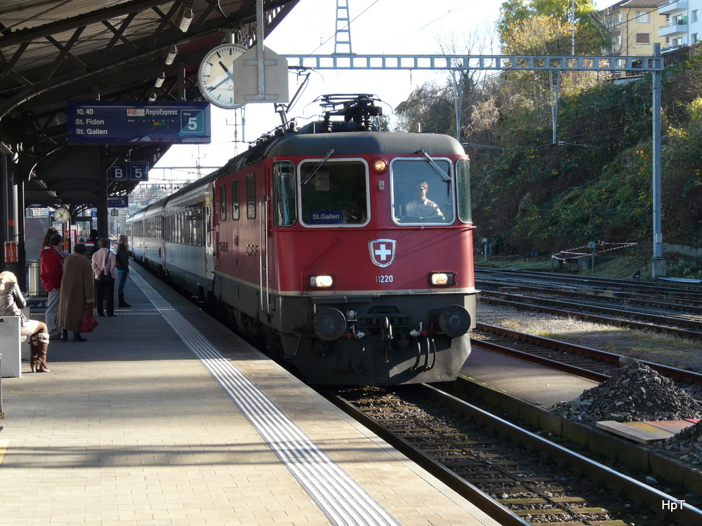 SBB - Re 4/4 11220 vor RE bei der einfahrt im Bahnhof Rorschach am 14.11.2010