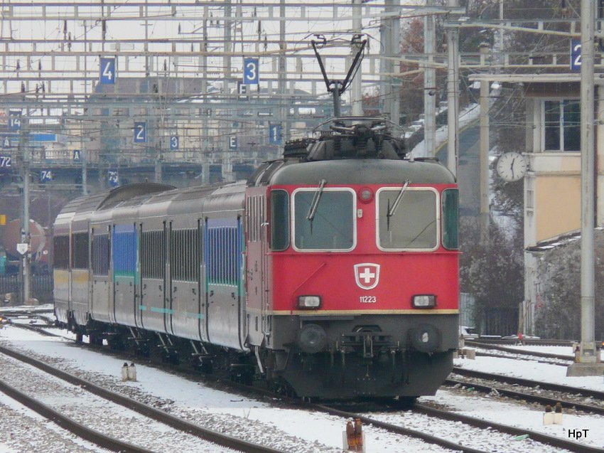 SBB - Re 4/4 11223 vor Reservezug abgetellt im Bahnhof Neuchatel am 19.12.2009