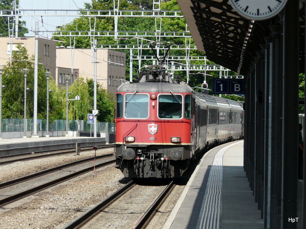 SBB - Re 4/4 11225 mit RE im Bahnhof Sissach am 15.06.2012